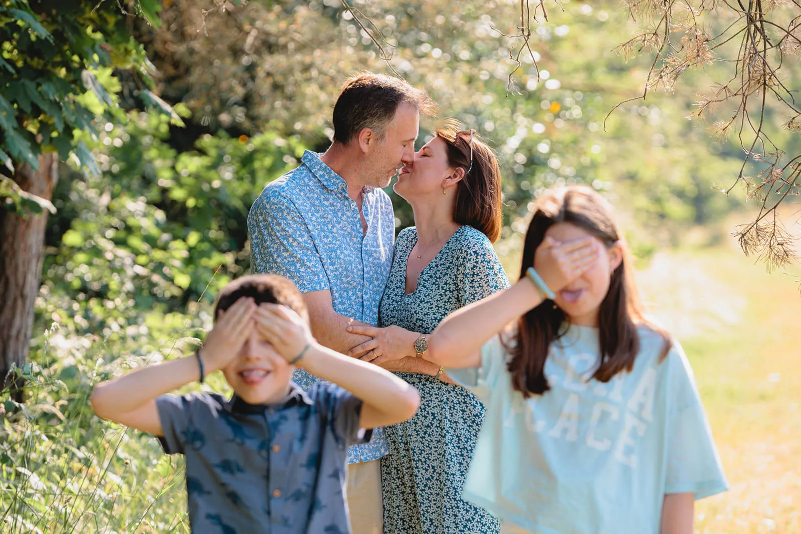 Famille lors d'une séance photo anniversaire de mariage à Obernai - Parents complices et enfants joyeux - Photographe famille Alsace