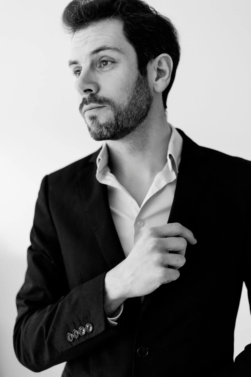Portrait d'Eric Buch en noir et blanc, photographe de famille et de mariage