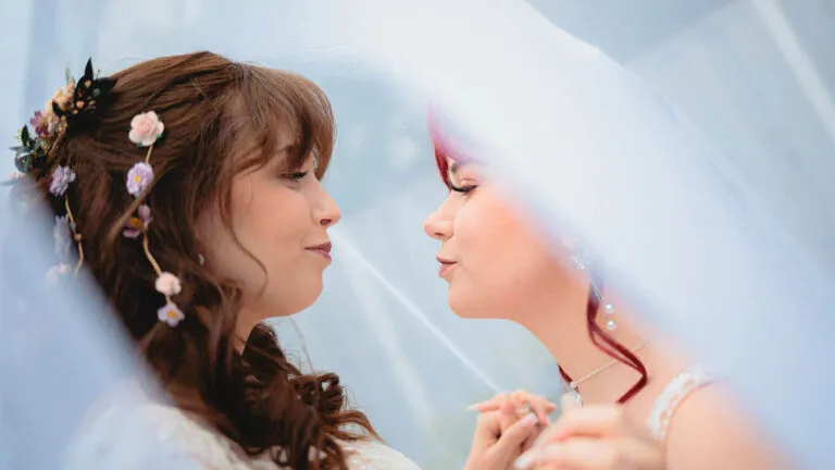 Moment intimiste entre deux mariées sous le voile lors de leur mariage à Strasbourg - Photographe mariage LGBTQ+ Alsace
