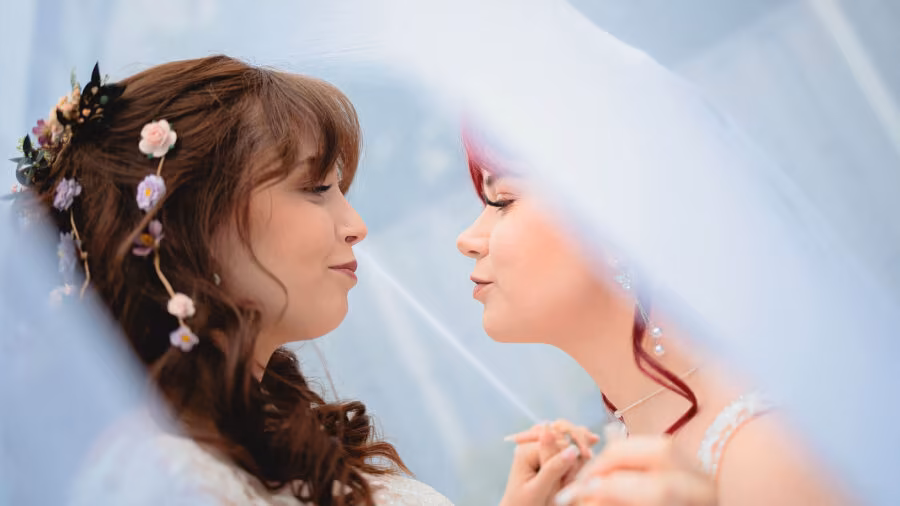Moment intimiste entre deux mariées sous le voile lors de leur mariage à Strasbourg - Photographe mariage LGBTQ+ Alsace
