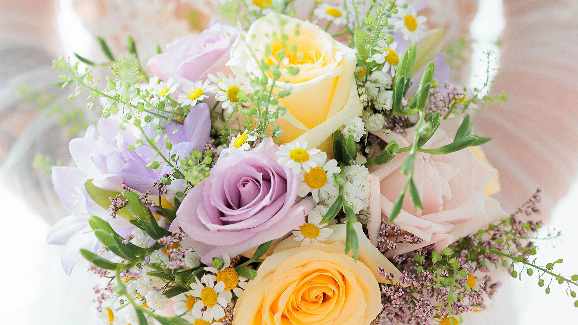 Bouquet de mariée champêtre avec roses pastel et marguerites - Détail mariage Alsace
