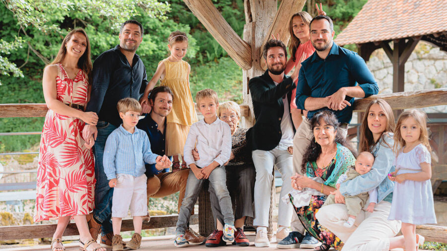 Portrait de grande famille multigénérationnelle au restaurant Chez Julien à Fouday - Photographe famille vallée de la Bruche
