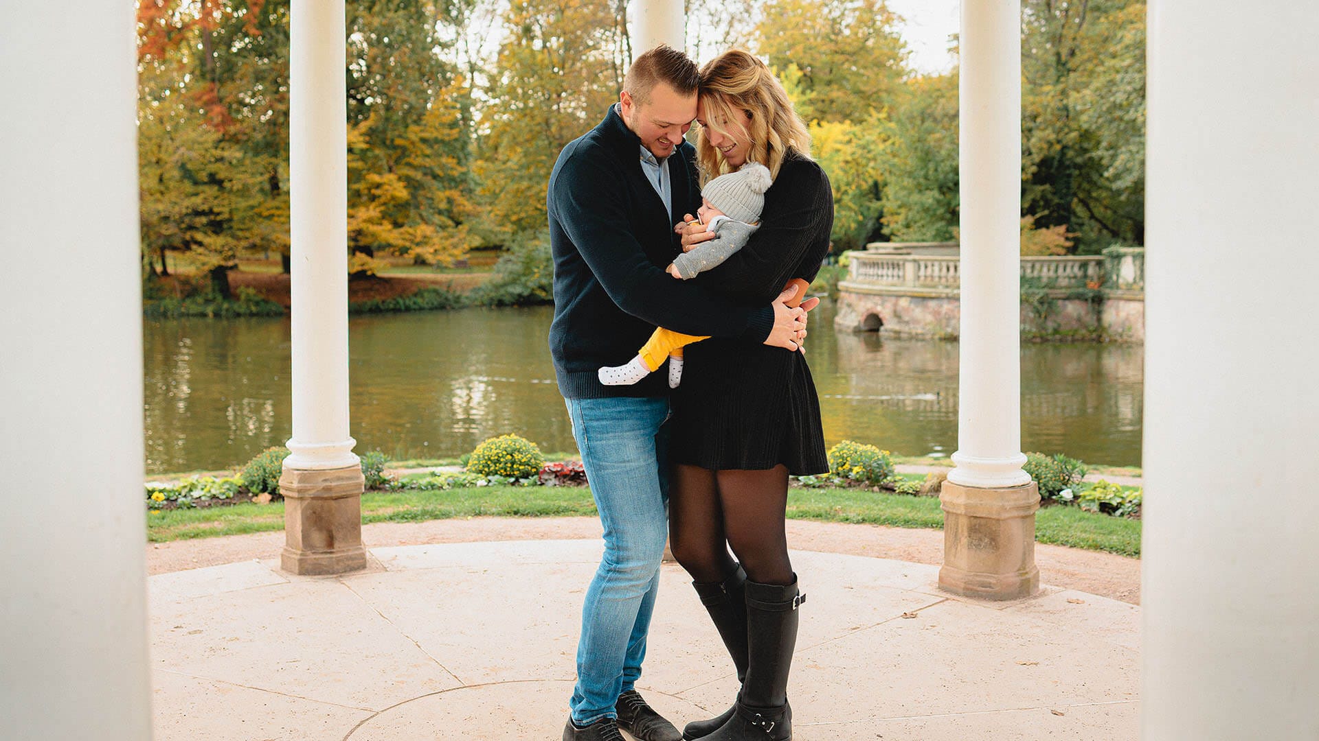 Jeunes parents avec leur bébé au parc de l'Orangerie en automne à Strasbourg - Photographe famille