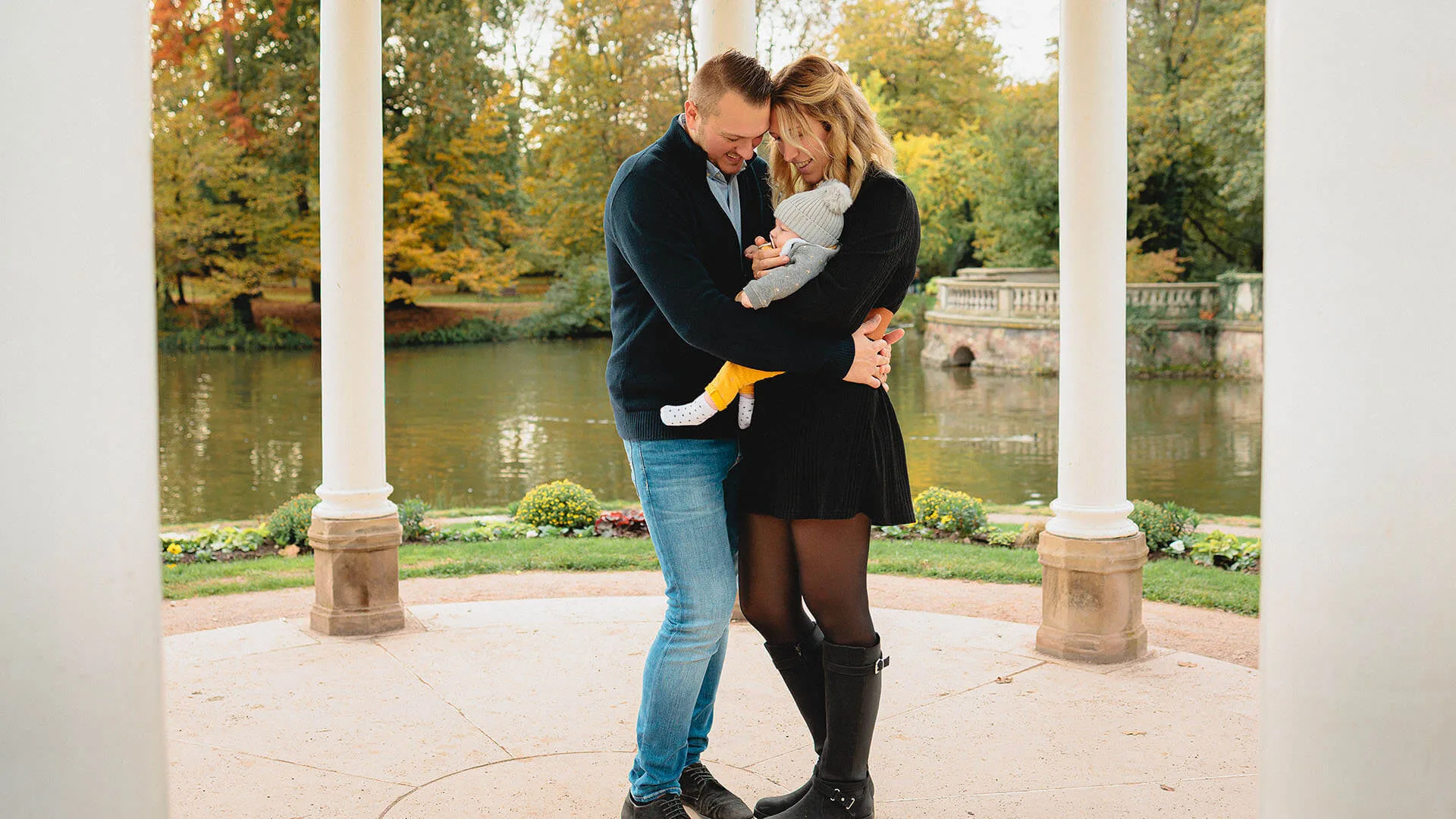 Jeunes parents avec leur bébé au parc de l'Orangerie en automne à Strasbourg - Photographe famille