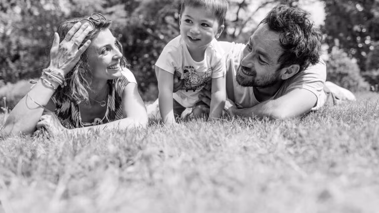 Famille complice lors d'une séance photo au parc de la Leonardsau à Obernai - Photographe famille Obernai Alsace