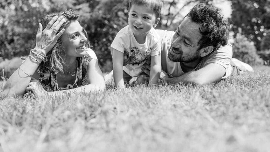 Famille complice lors d'une séance photo au parc de la Leonardsau à Obernai - Photographe famille Obernai Alsace