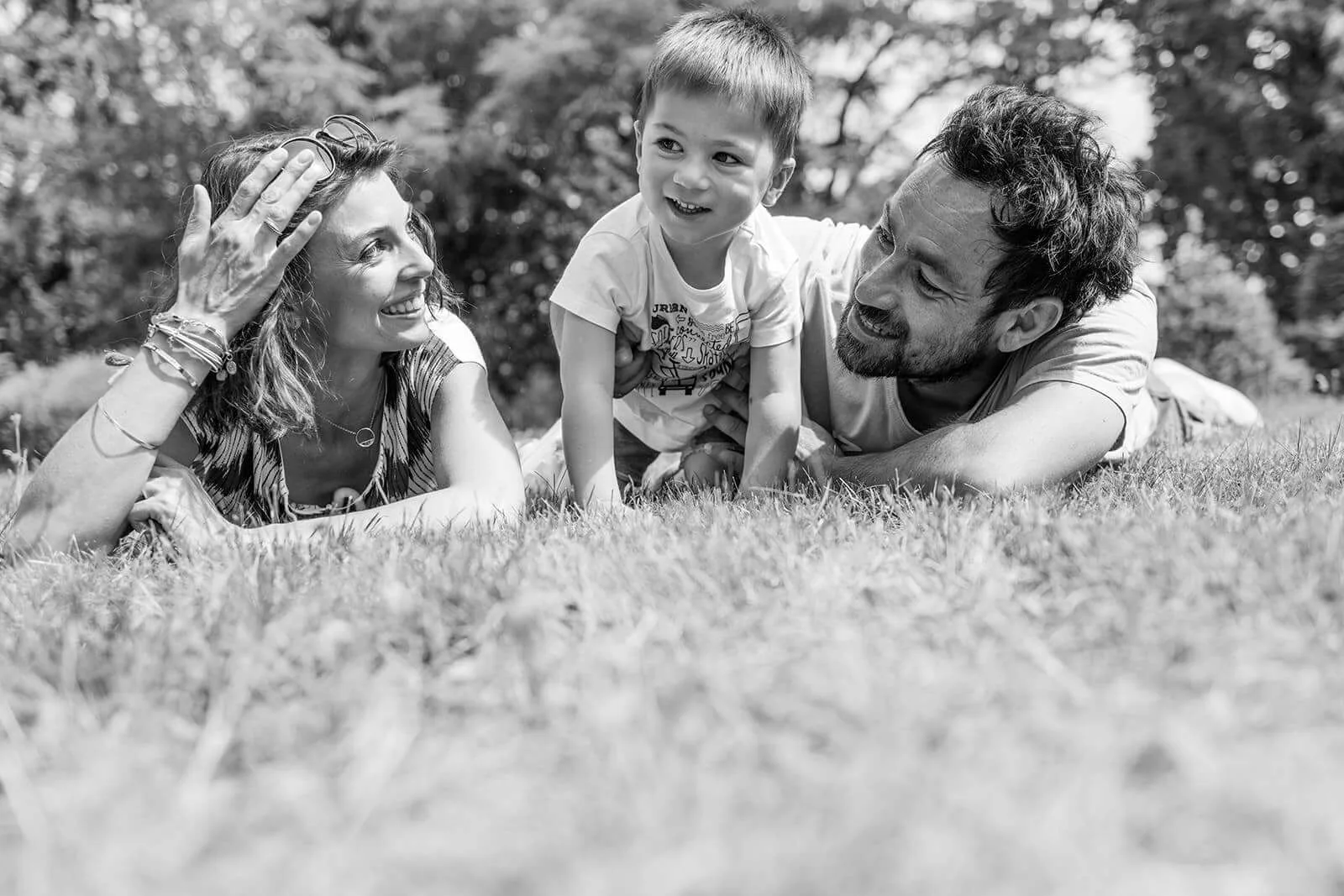 Famille complice lors d'une séance photo au parc de la Leonardsau à Obernai - Photographe famille Obernai Alsace