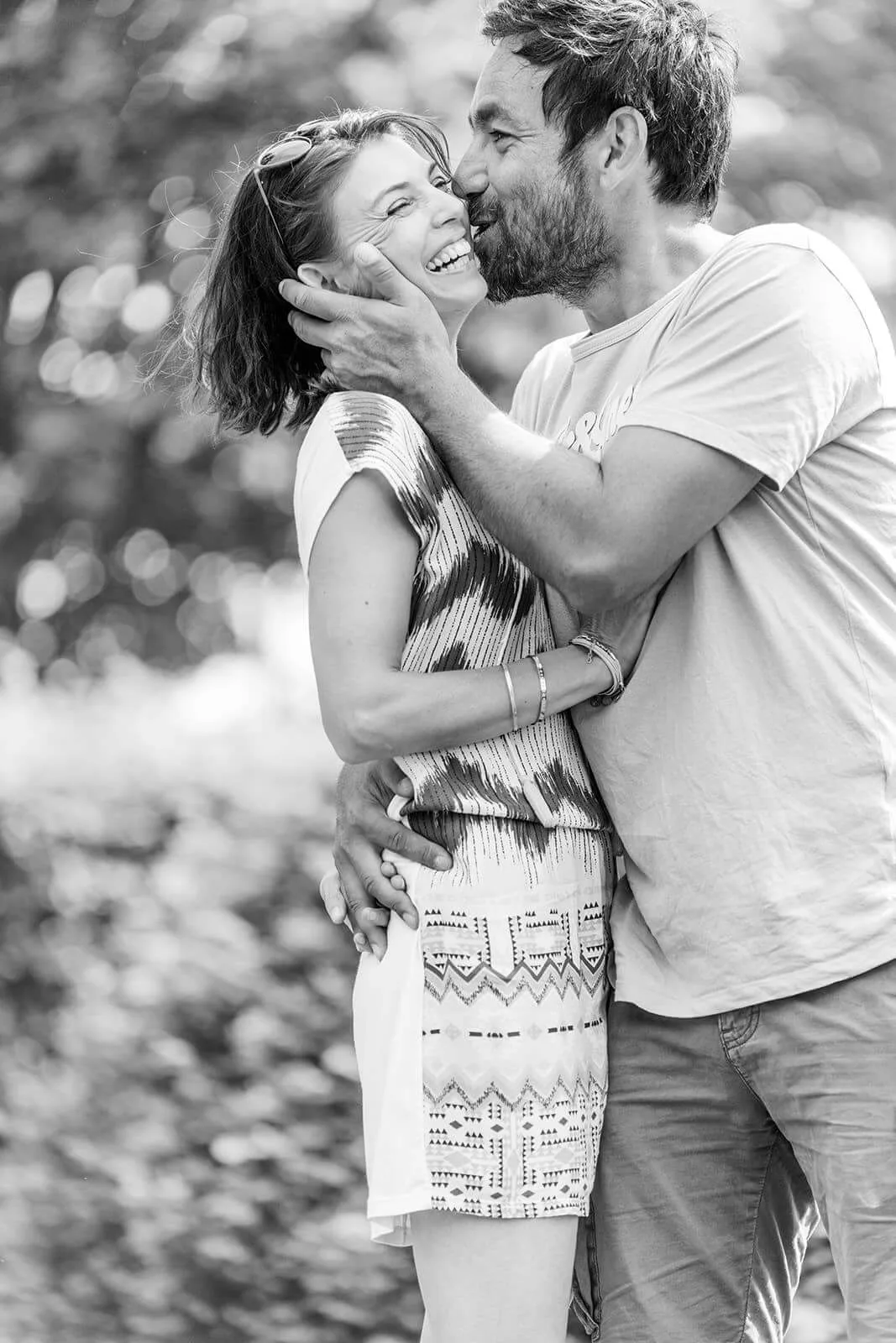 Couple partageant un instant de tendresse au parc de la Léonardsau