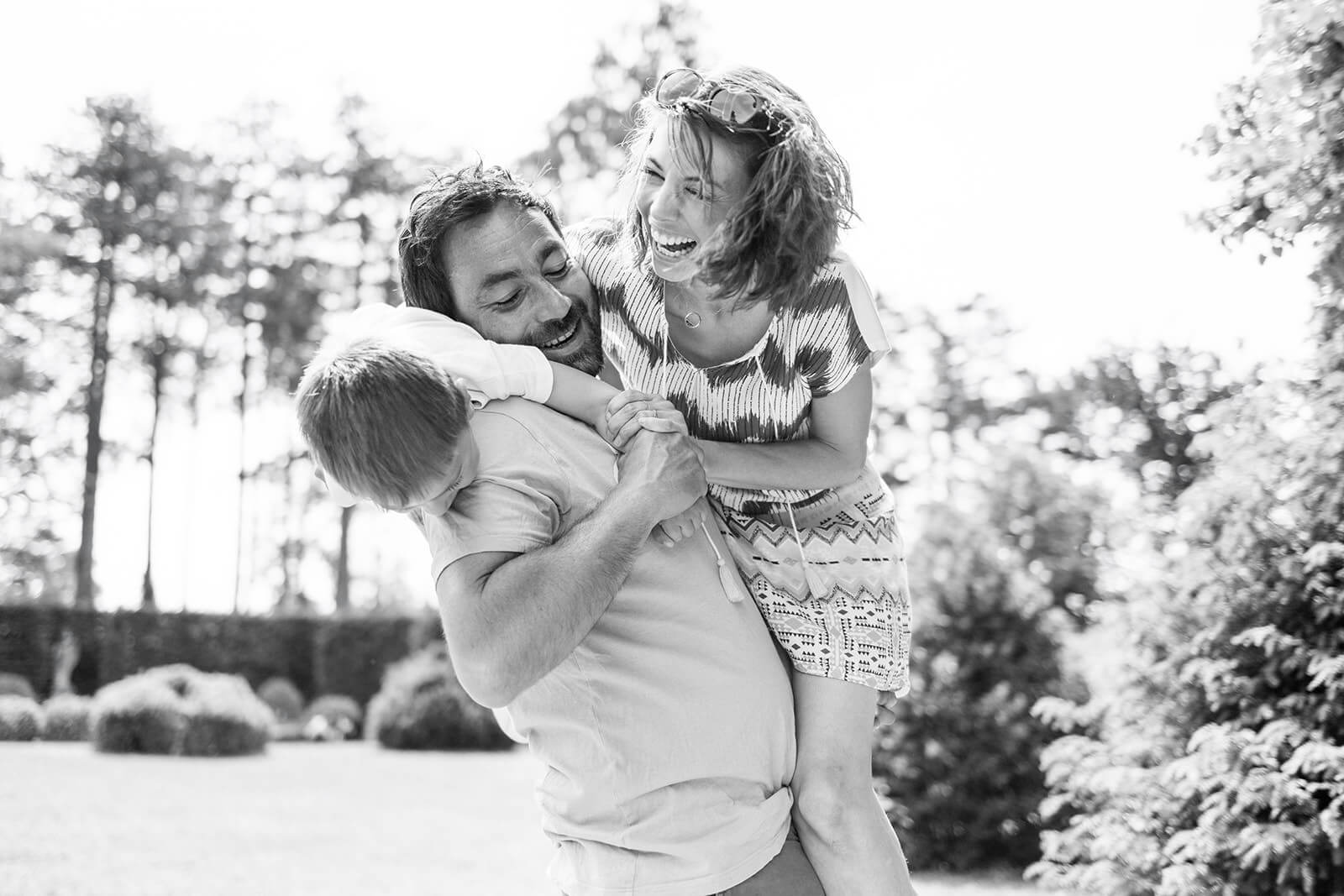 Famille complice et joyeuse au parc Léonardsau à Obernai - Photographe famille Bas-Rhin