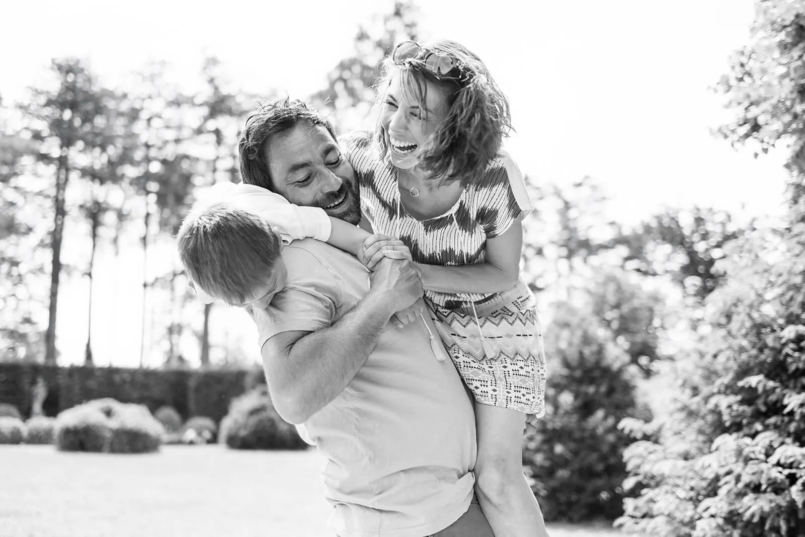 Famille complice et joyeuse au parc Léonardsau à Obernai - Photographe famille Bas-Rhin