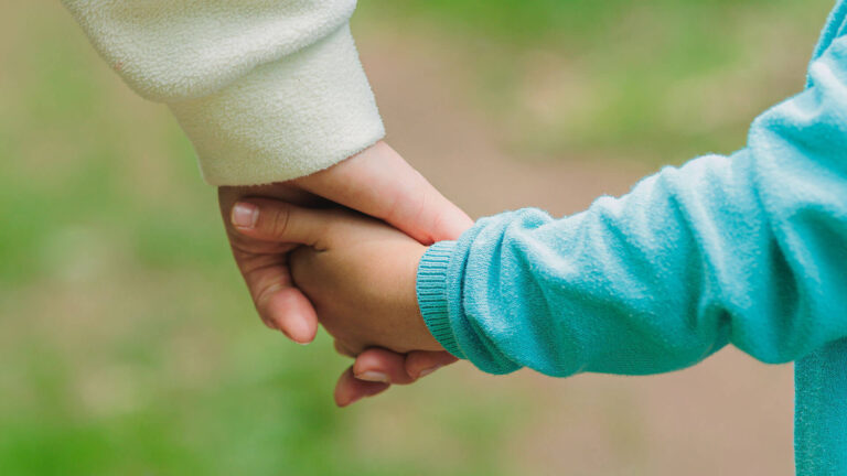 Main d'enfant tenant celle de son parent lors d'une séance photo famille en extérieur - Photographe famille Alsace