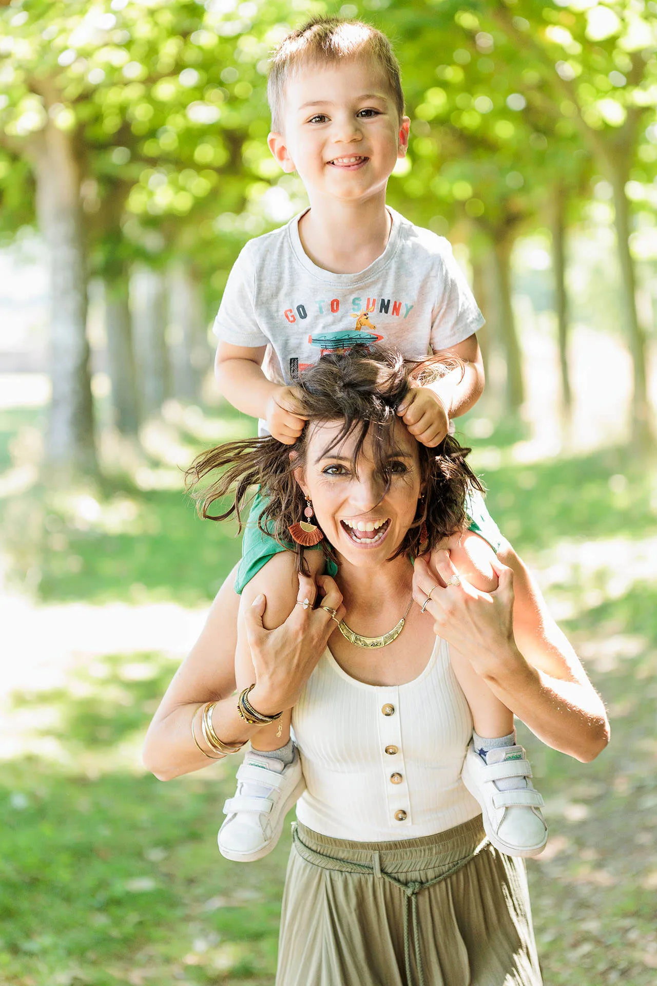 Maman portant son fils sur ses épaules lors d'une séance photo Maman et Moi au parc Leonardsau - Photographe famille Obernai
