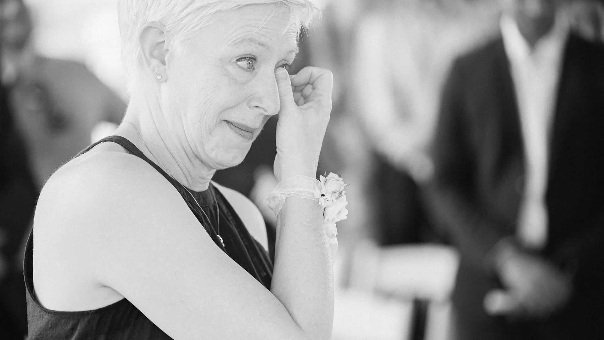 Témoin émue aux larmes lors d'une cérémonie de mariage en Alsace - Photographe reportage mariage