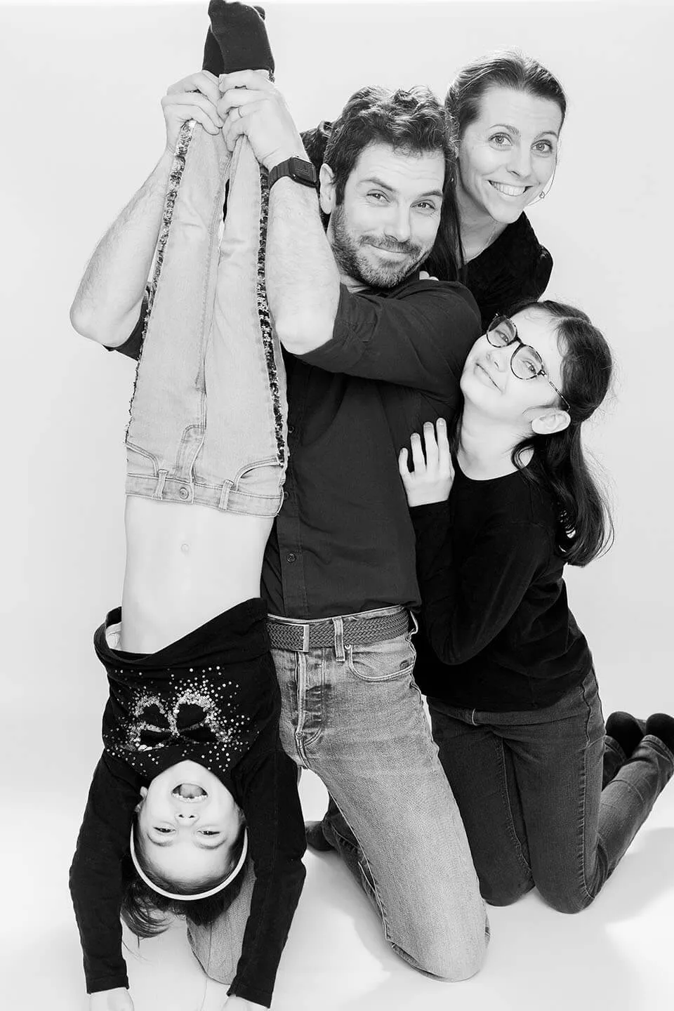 Autoportrait familial dynamique en studio - Photographe famille Eric Buch avec sa femme et ses deux filles à Boersch en Alsace