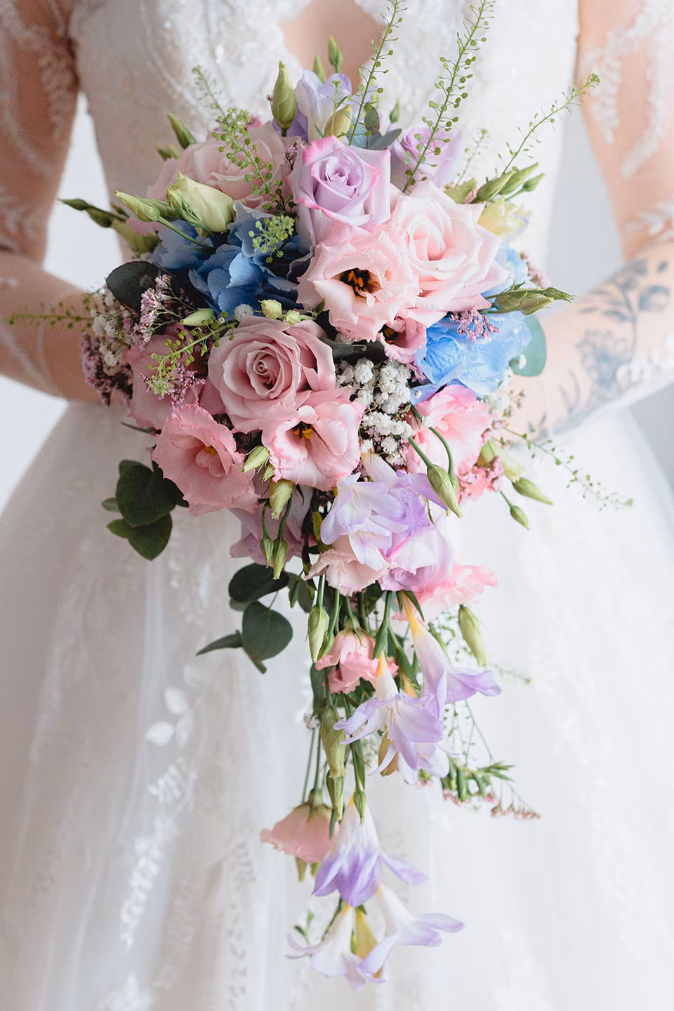 Bouquet de mariée aux tons pastel - Roses roses et bleues - Détail floral mariage Alsace - Photographe mariage