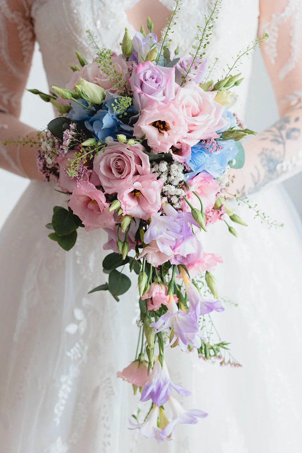 Bouquet de mariée aux tons pastel - Roses roses et bleues - Détail floral mariage Alsace - Photographe mariage