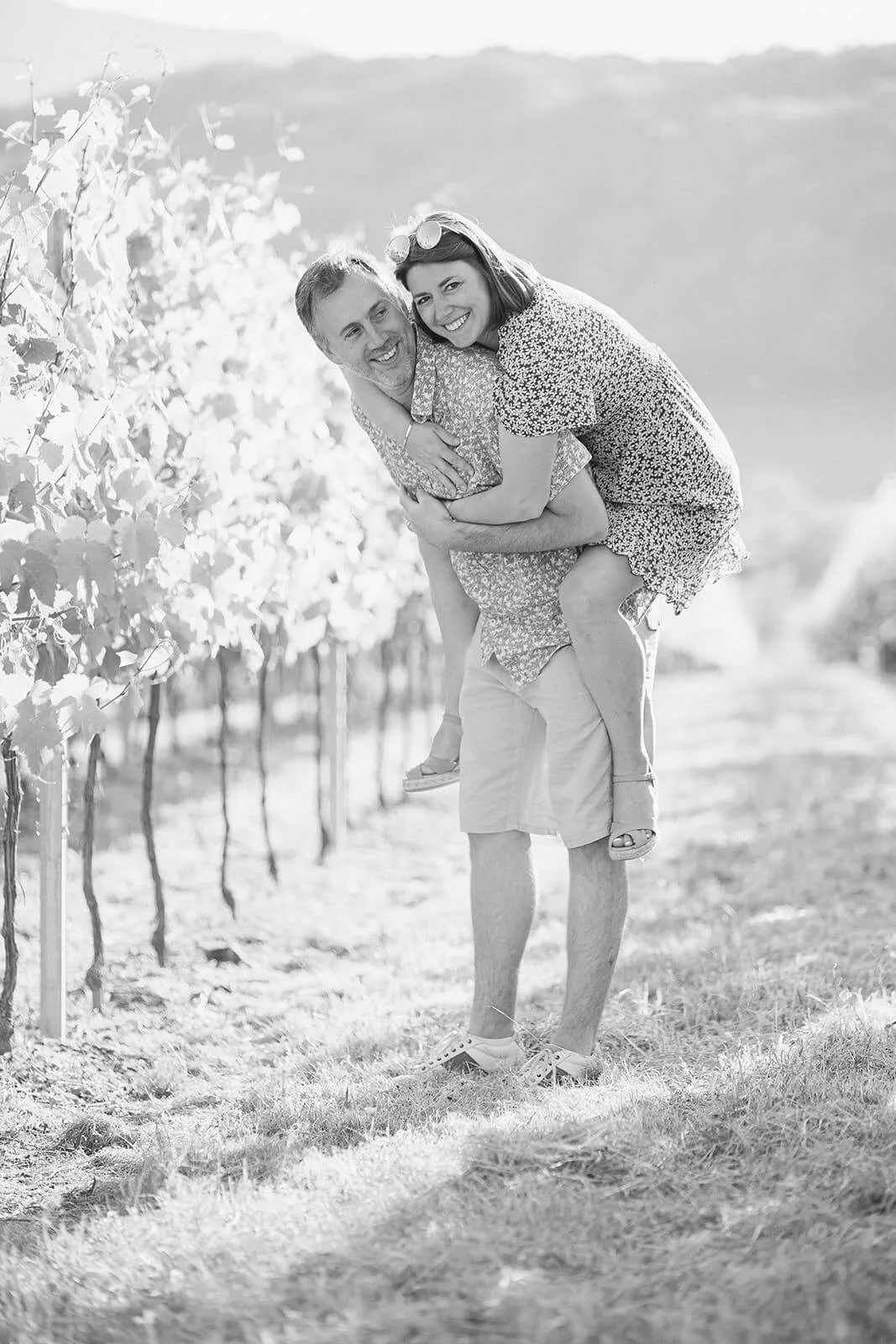 Séance photo couple dans les vignes en Alsace — complicité et rire en noir et blanc