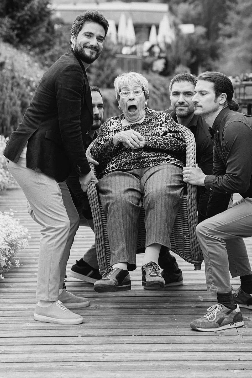 Grand-mère portée avec humour par ses petits-enfants au restaurant Chez Julien