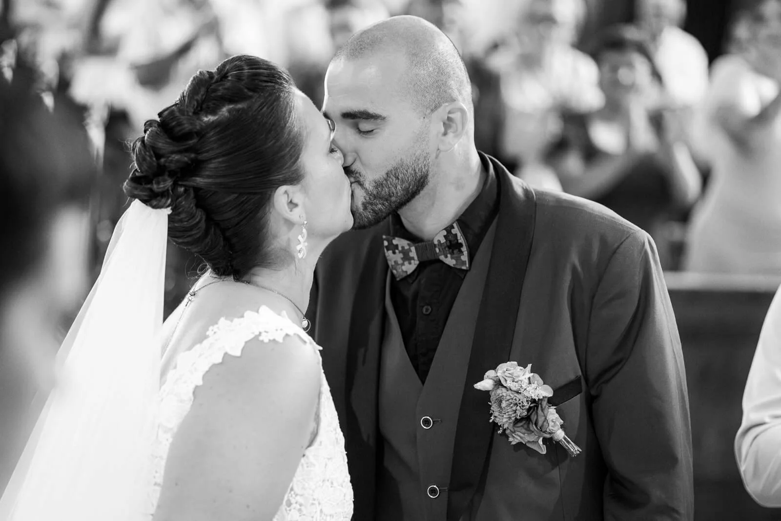 Premier baiser des mariés Jennifer et Alexandre pendant la cérémonie