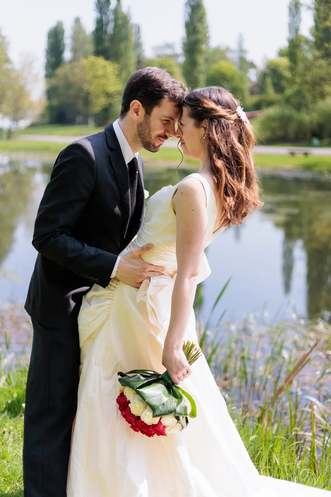 Portrait en noir et blanc d'un couple de mariés, front contre front, dix ans après leur union
