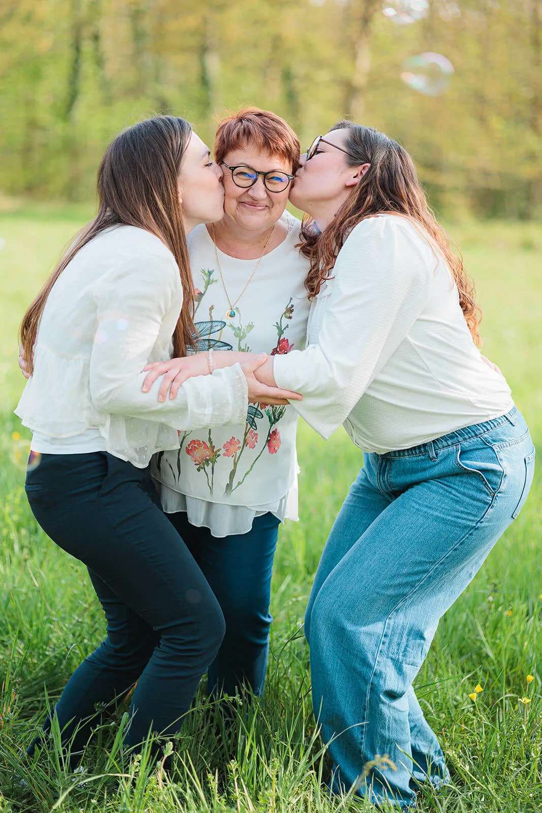 Un moment de tendresse et de rires dans au parc de la Léonardsau à Obernai entre une mère et ces deux filles