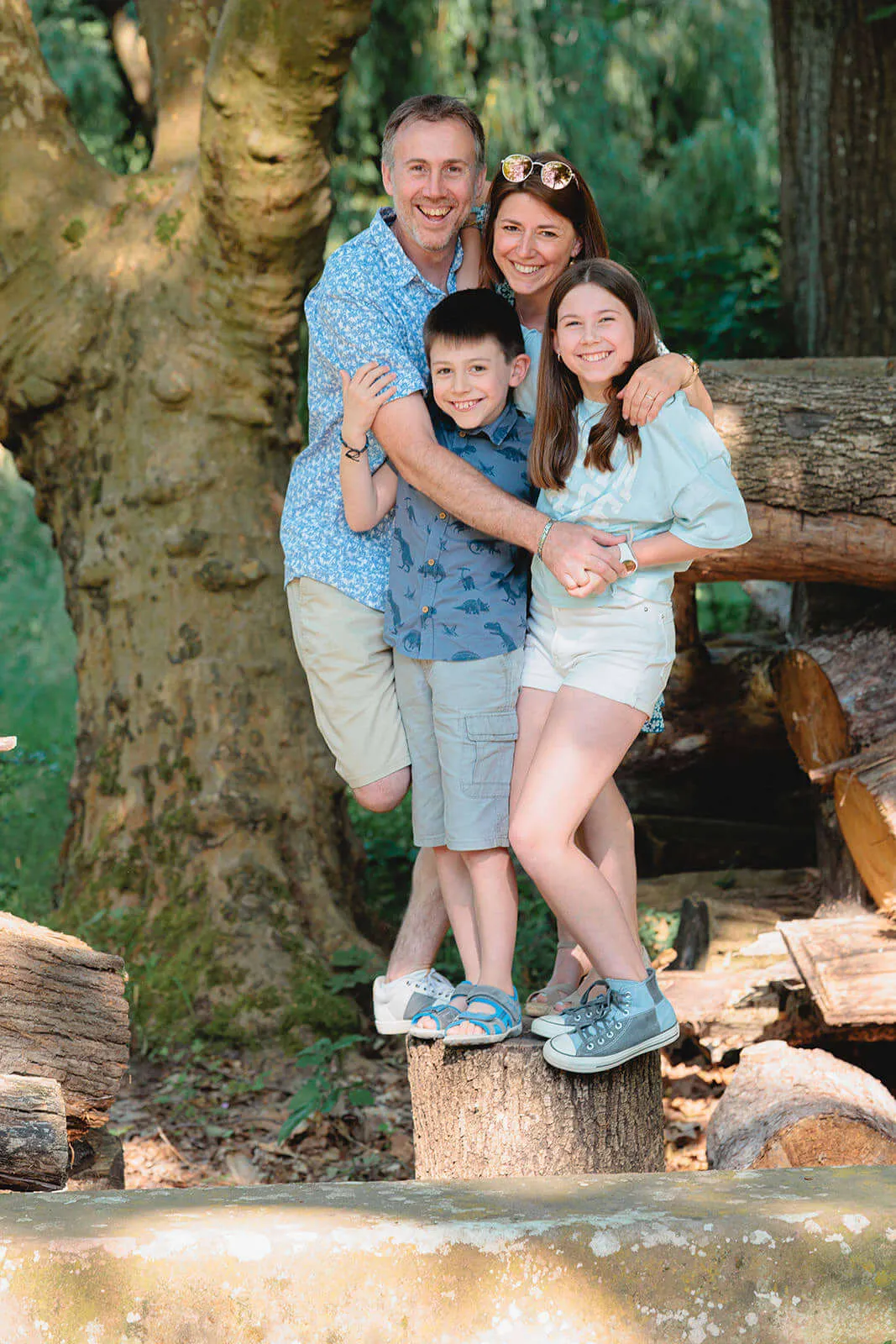 Famille souriante réunie à Obernai, au parc de la Leonardsau