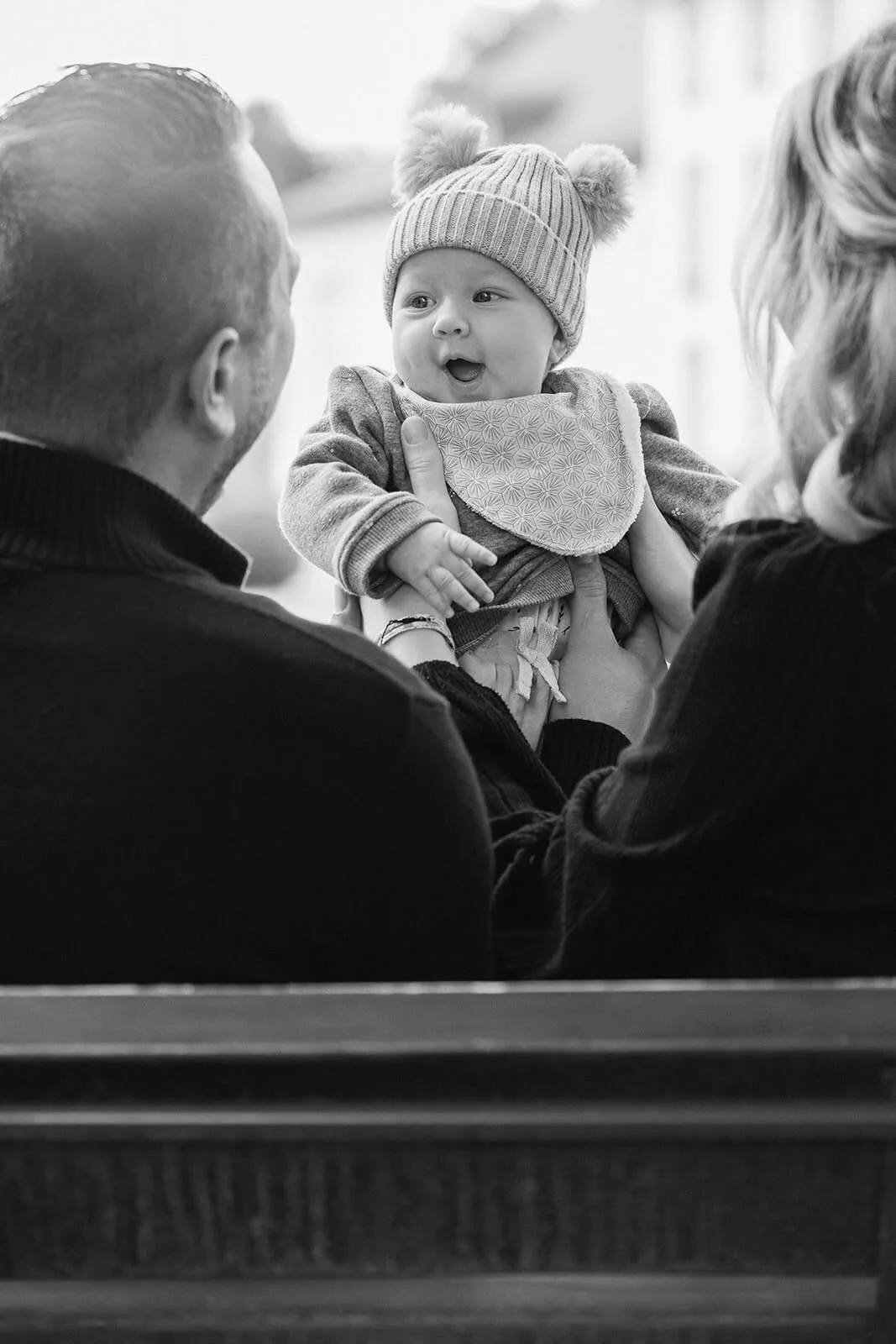 Bébé souriant porté par ses parents au parc de l'Orangerie