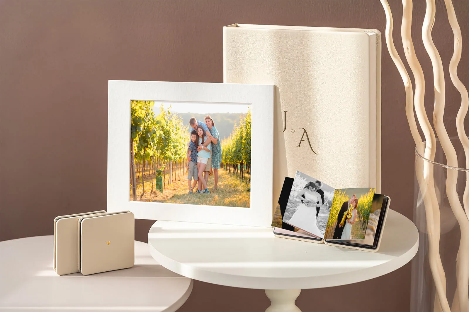 Coffret photo contenant trois albums accordéons, un livre photo, et un tirage "board"