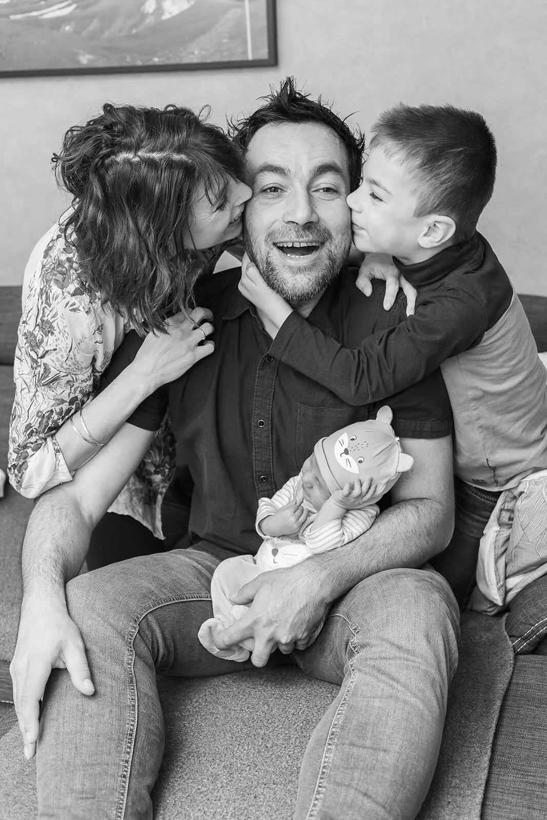Famille réunie autour du nouveau-né lors d'un reportage naissance à domicile à Eschau