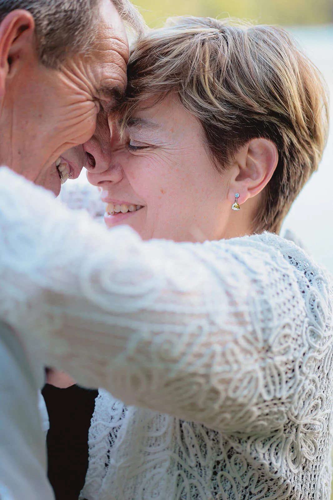 Mariés front contre front dans un moment de tendresse et de complicité