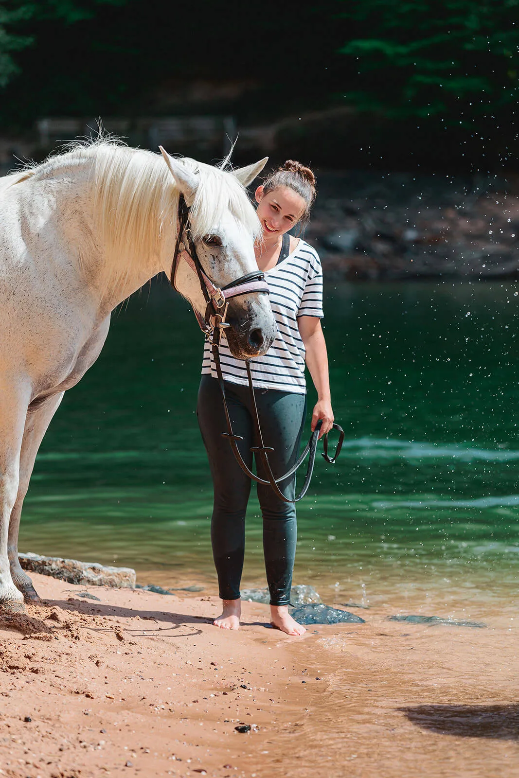 Jeune cavalière et son cheval blanc au bord du lac de Pierre Percée